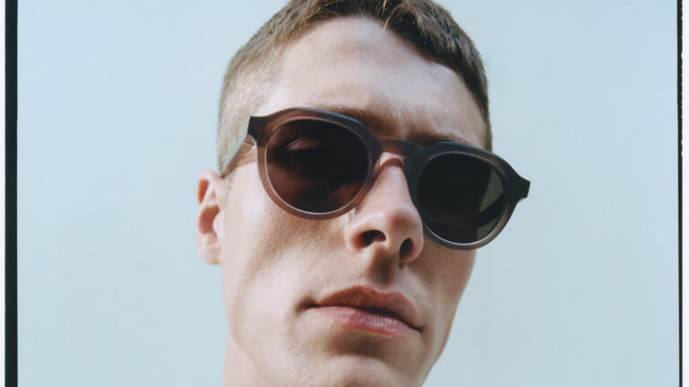 דוגמן מרכיב משקפי שמש מקולקציית MYKITA באופטימקס נתניה