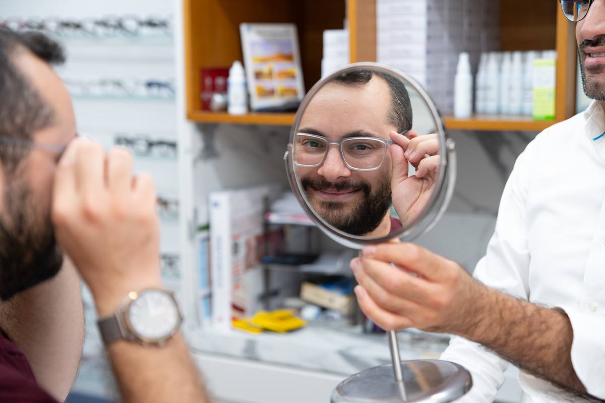 התאמת משקפיים מול מראה בסניף אופטימקס נתניה