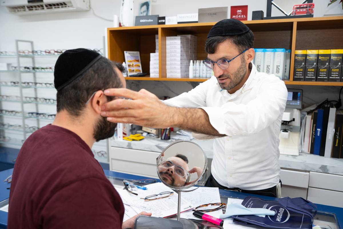 בדיקת ישיבת המשקפיים על הפנים בסניף נתניה