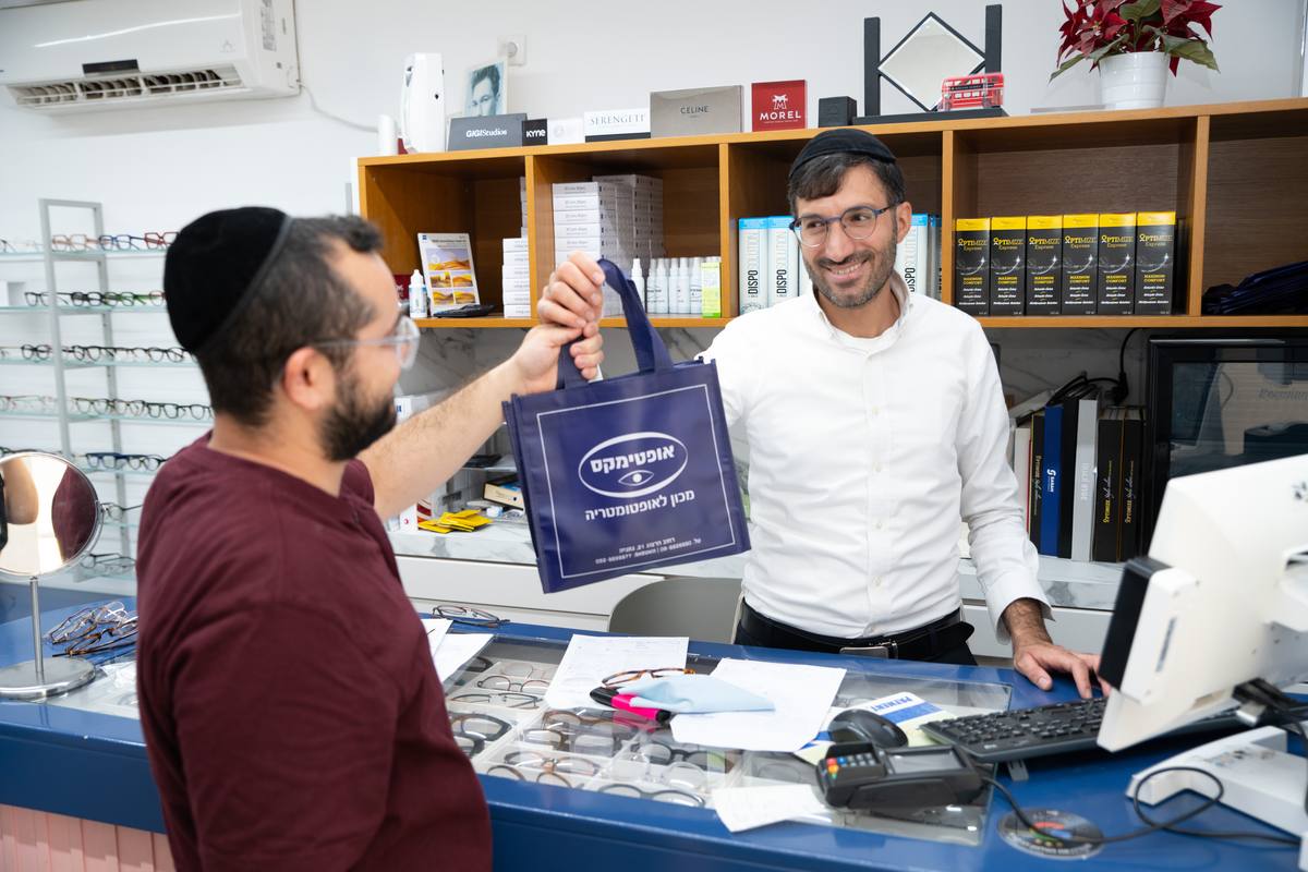 מסירת משקפיים חדשים ללקוח בדלפק אופטימקס נתניה