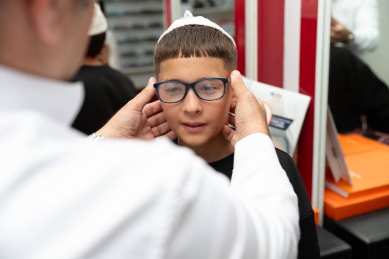 התאמת משקפי ילדים למיופיה קונטרול באופטימקס נתניה
