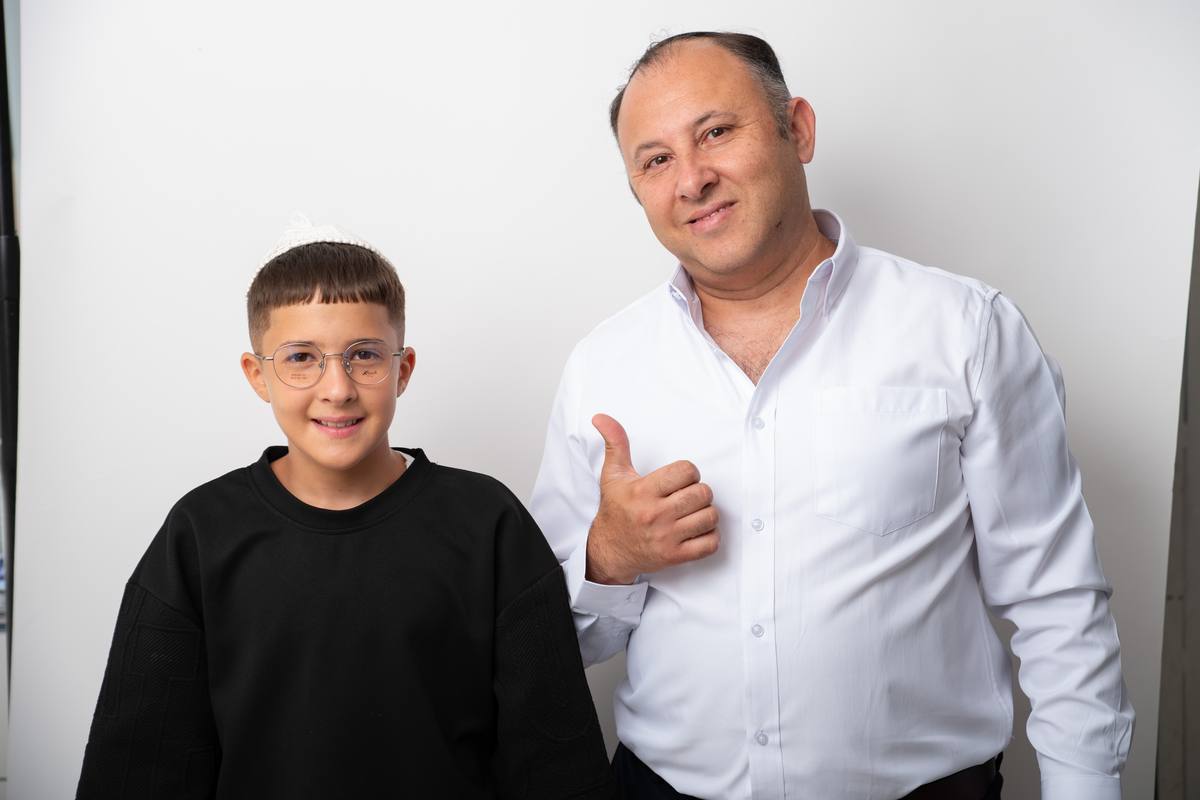 ילד וצוות אופטימקס אחרי התאמת משקפיים בנתניה