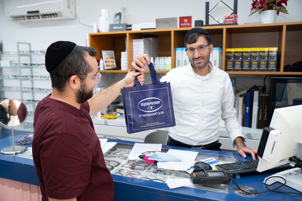 שירות אישי בדלפק אופטימקס, אופטיקה מומלצת בנתניה